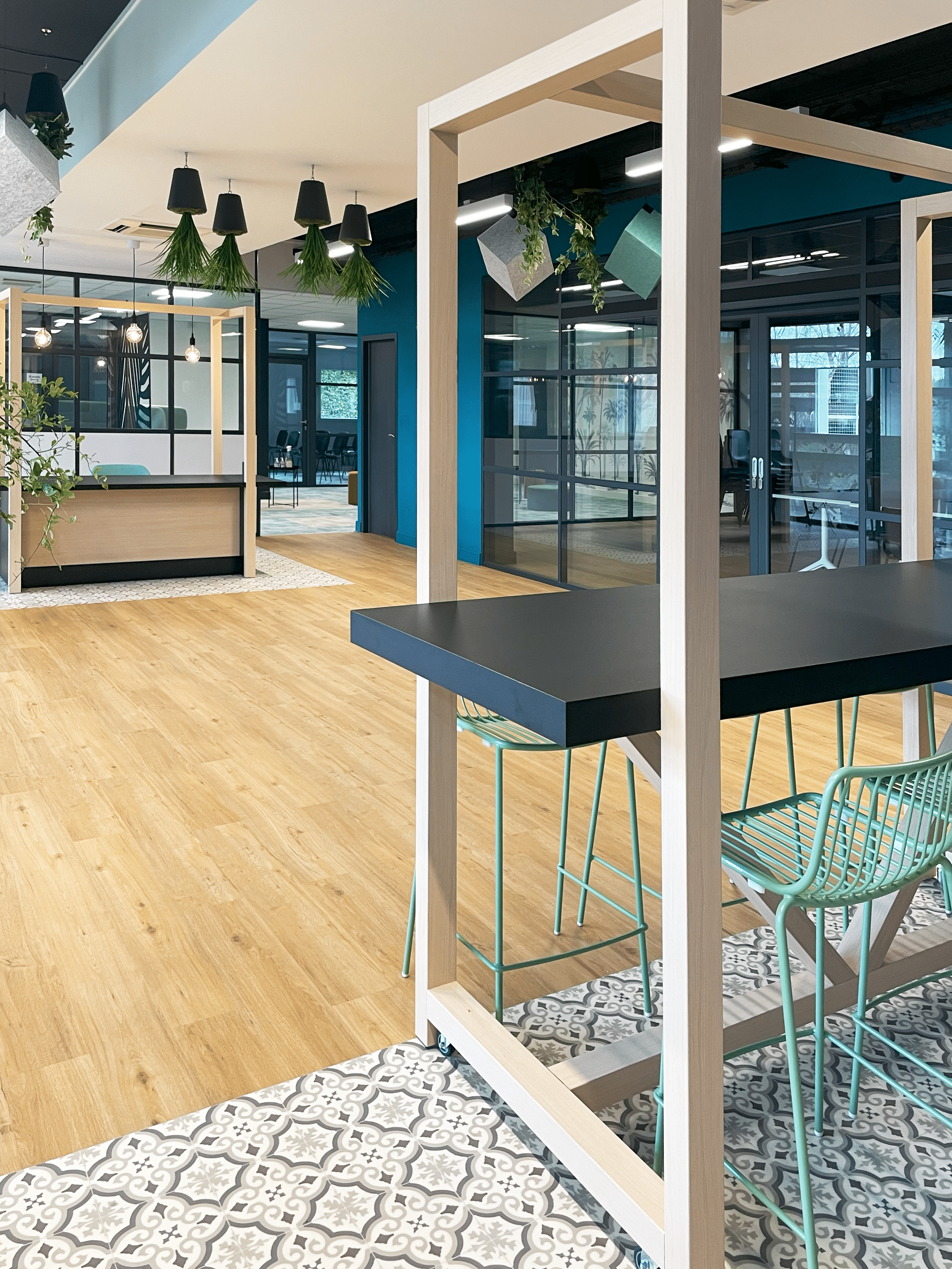 Espace d’accueil moderne et chaleureux aménagé par Structa en Ardèche