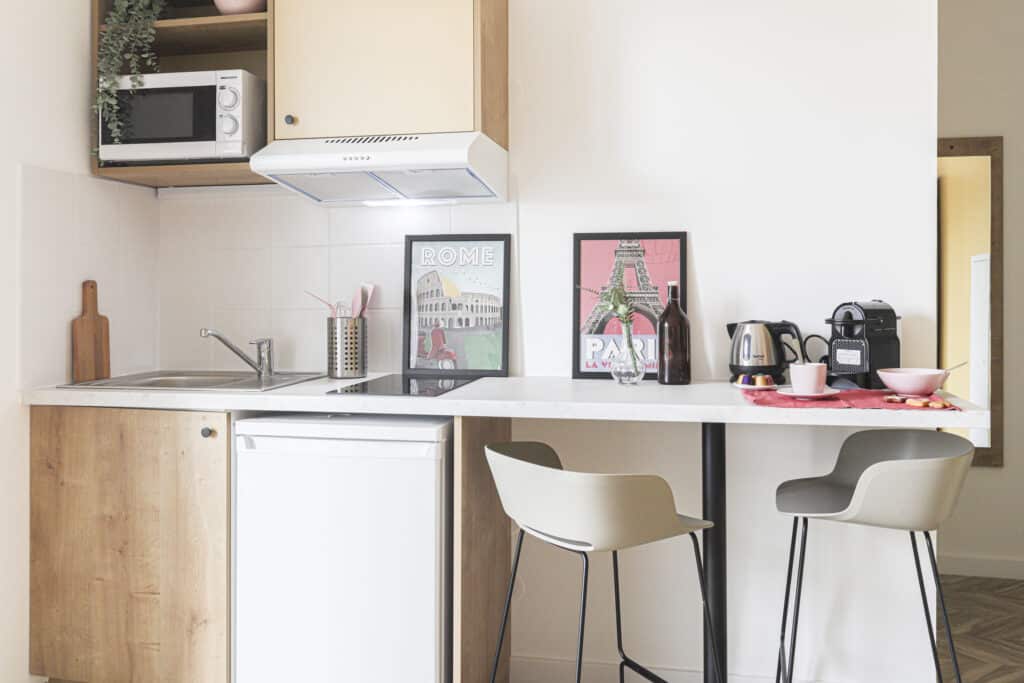 Kitchenette sur mesure avec espace repas intégré dans un logement étudiant de la résidence Studéa Nice Vauban, réalisée par Structa